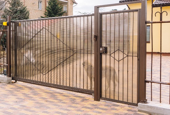 Купить ворота из профлиста с элементами ковки, с металлическими столбами в рамке или под дерево в Видном от 155250 руб